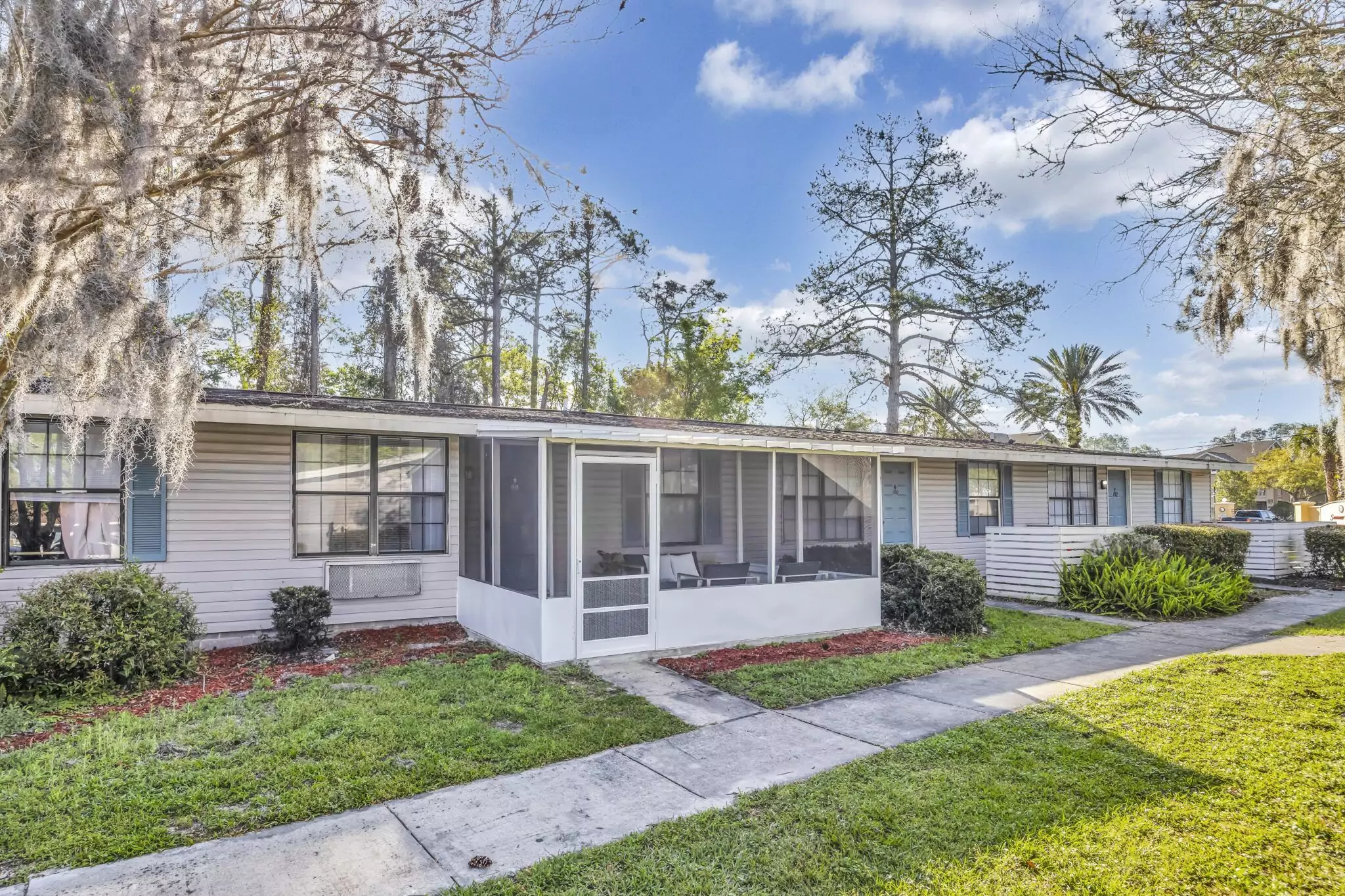 Exterior of JaxBay single-story apartments in Jacksonville
